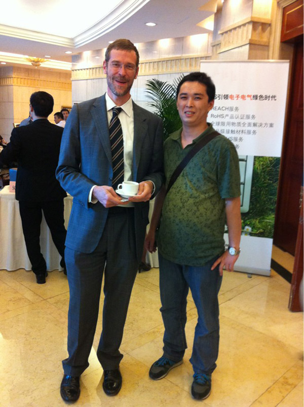 潤大世紀員工與環(huán)球資源首席運營官、執(zhí)行總裁裴克為(Craig Pepples)在一起